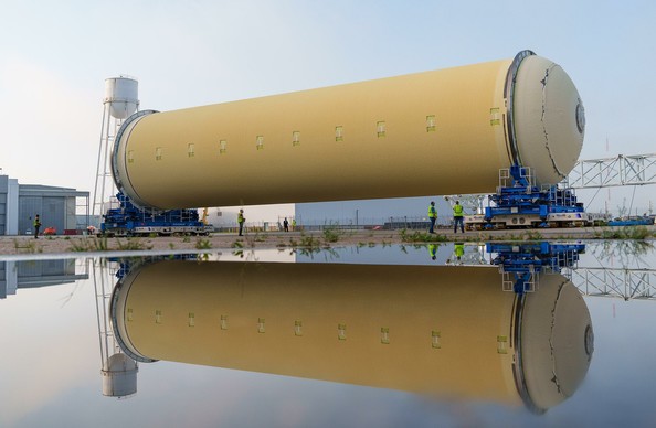 Artemis_III_Liquid_Hydrogen_Tank_moves_into_Final_Assembly_(MAF_20250422_CS3_LH2_moves_to_final-243).jpg