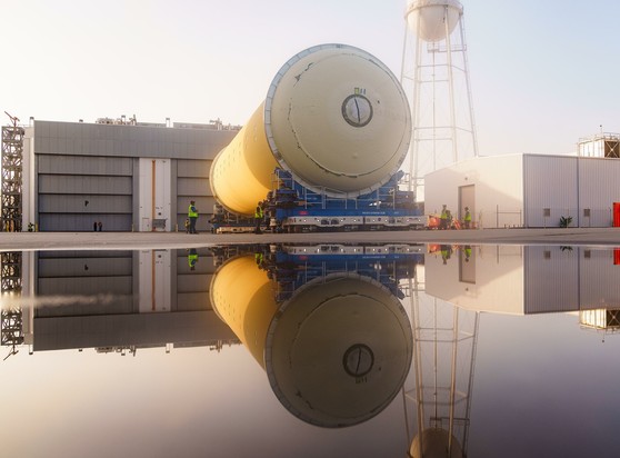 Artemis_III_Liquid_Hydrogen_Tank_moves_into_Final_Assembly_(MAF_20250422_CS3_LH2_moves_to_final-67).jpg