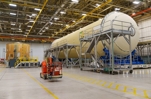 Artemis_III_Liquid_Hydrogen_Tank_moves_into_Final_Assembly_(MAF_20250422_CS3_LH2_moves_to_final-549).jpg
