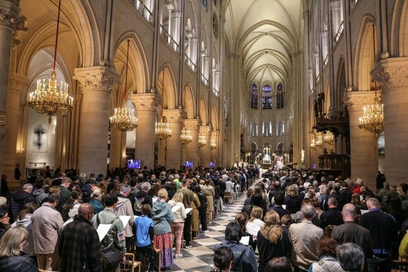 Prières et recueillement pour le pape François à Notre-Dame à Paris et à la "Bonne Mère" à Marseille