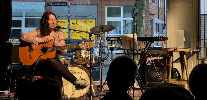 Die Singer-Songwriterin Lara Roushan im Kölibri