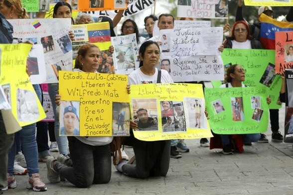 Des+proches+de+migrants+vénézuéliens+aux+États-Unis,+emmenés+par+avion+vers+une+prison+au+Salvador+par+le+gouvernement+américain,+qui+les+accusait+d'être+membres+du+gang+Tren+de+Aragua,+manifestent+devant+le+bâtiment+des+Nations+Unies+à+Caracas+(Venezuela)+le+22+avril+2025.+©+Photo+Cristian+Hernande+/+AP+via+Sipa