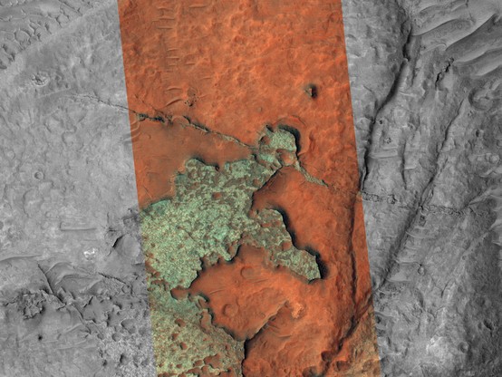 In un primo piano a colori, vediamo quelle che potrebbero essere le prove del vulcanismo intrusivo che formano la caratteristica lineare di colore blu (nota anche come dike, dove il magma è stato spremuto verticalmente in una fessura) e un'area più ampia dove il magma è stato in grado di diffondersi orizzontalmente (chiamata dai geologi “sill”). Le rocce intrusive si formano quando il magma si spinge attraverso altri strati rocciosi, seguendo percorsi di minor resistenza. (Per comodità di scala, la regione in falsi colori è larga circa 550 metri o 5 campi da calcio, comprese le zone terminali).

Spesso queste intrusioni si verificano tra strati rocciosi posati o in corrispondenza di faglie e fratture. Possiamo dire che questi elementi sono più giovani del materiale circostante e sottostante a causa della relazione trasversale con il piccolo cratere da impatto. La roccia intrusiva appare più blu in questa immagine in falsi colori perché è meno polverosa o ha una composizione più mafica. In alternativa, l'elemento potrebbe essere un altro tipo di unità rocciosa sedimentaria o una fusione da impatto.