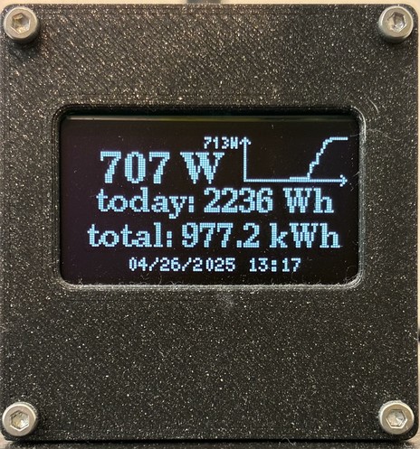 OpenDTU Box zeigt 707W aktuelle Leistung an.
