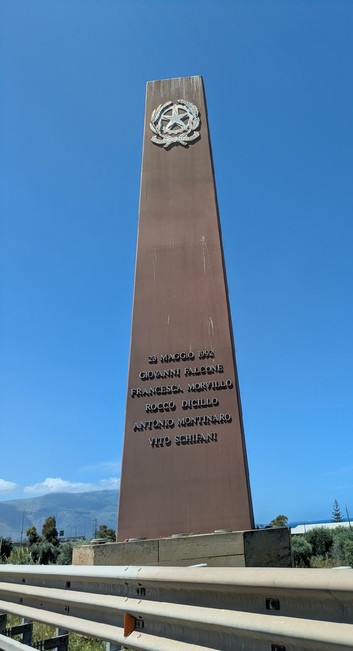 Monumento alla strage di Capaci in cui la Maria uccise il 23 MAGGIO 1992

GIOVANNI FALCONE

FRANCESCA MORVILLO

ROCCO DICILLO

ANTONIO MONTINARO

VITO SCHIFANI