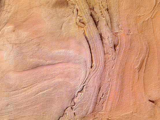 Questi modelli assomigliano a strati di roccia originariamente paralleli, ma che sono stati compressi e deformati in pieghe. La tettonica a placche è una causa comune di compressione sulla Terra, ma non si prevede che la tettonica a placche sia stata un processo significativo su Marte. Invece, queste pieghe potrebbero essersi formate quando gli strati rocciosi a quote più elevate hanno iniziato a scivolare lentamente, o a “strisciare”, verso il basso sotto il loro stesso peso.

Ci sono una serie di grandi montagne oltre la parte inferiore di questa immagine da cui gli strati di roccia potrebbero essere scivolati giù. La roccia che scivolava giù per la collina avrebbe poi compresso e piegato gli strati in basso, come forse mostrato in questa immagine.