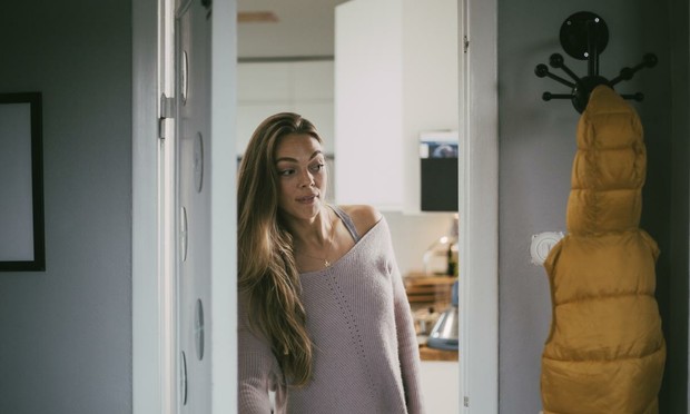 Una imagen de archivo de una mujer entrando a una habitación (Maskot Bildbyrå vía Getty Images)