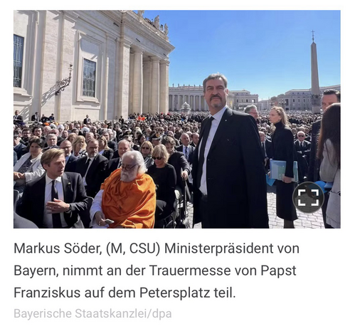 Pressefoto der bayerischen Staatskanzlei (dpa) mit einem stehenden Söder, inszeniert vor einer sitzenden Menschenmenge beim Papstbegräbnis auf dem Petersplatz. Der Text darunter lautet: Markus Söder, (M, CSU) Ministerpräsident von Bayern, nimmt an der Trauermesse von Papst Franziskus auf dem Petersplatz teil.