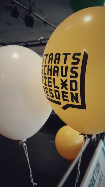 Balloons, yellow and yellow, advertising for the Dresden Theater.
