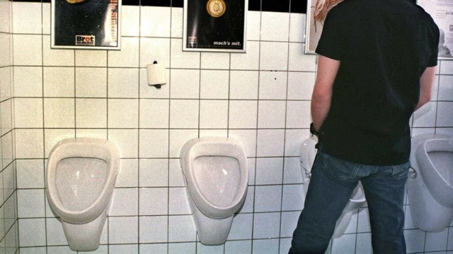 Warum Männer auch in Bremens Kneipen nicht nebeneinander pinkeln