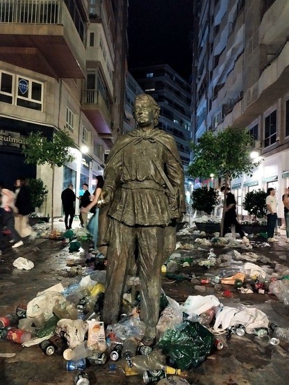 La estatua de bronce del Sardinero dando un pito en Alfonso X en Murcia, rodeada de basura.
