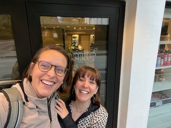Picture of Gaëlle & Claudie in front of Komité's front door