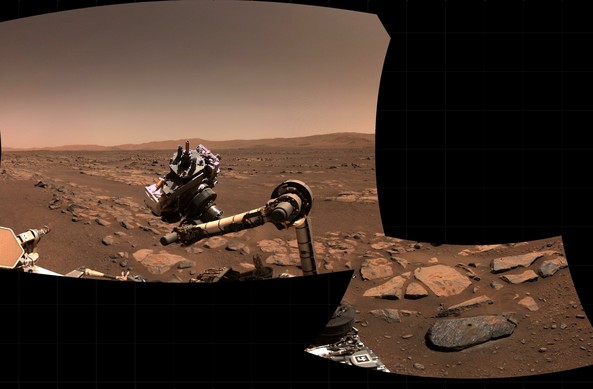 Un mosaico di due immagini che mostrano il braccio del rover dopo la scansione e il campionamento di una delle rocce discusse nell'articolo. La roccia stessa si trova in basso a destra e mostra chiaramente il foro in cui è stato raccolto il campione. Alla roccia è stato dato il nome informale di “Rochette” dal team scientifico di Perseverance.
