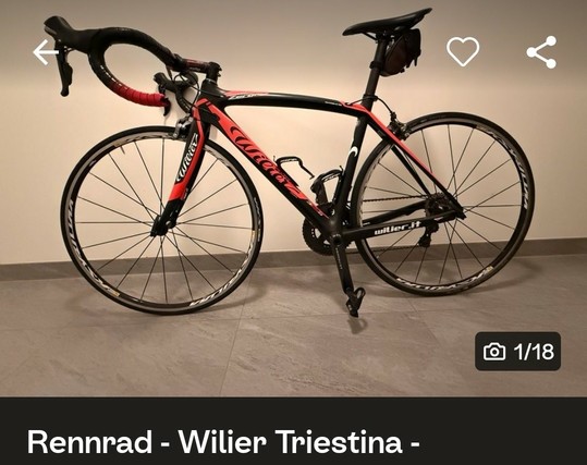Rennrad von der Seite aufgenommen mit einem Weitwinkel-Objektiv. Das Rad wirkt dadurch verzerrt und unproportional.