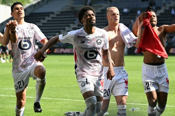 Les Lillois Benjamin Andre (gauche), Alexsandro, Mitchel Bakker et Chuba Akpom (droite) après la victoire en Ligue 1 à l