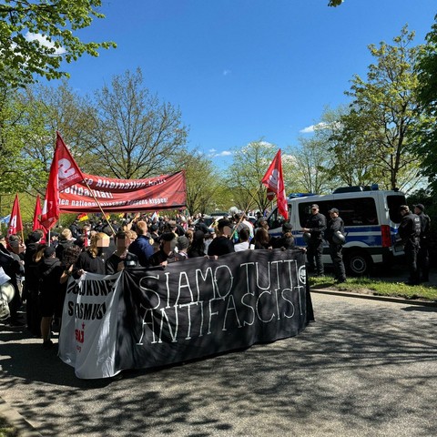 Frontblock der Demo in Itzehoe. Auf dem Fronttranspi steht Siamo Tutti Antifascisti