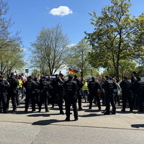 Eine Polizeikette steht vor der der rechten Demo