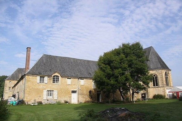 Ancienne église de La Cassine et couvent des Cordeliers à #Vendresse (#Ardennes) Construction XIVe siècle. L'ancienne église et le couvent : inscription par arrêté du 11 octobre 1930.
Suite 👉 https://monumentum.fr/monument-historique/pa00078358/vendresse-ancienne-eglise-de-la-cassine-et-couvent-des-cordeliers
#Patrimoine #MonumentHistorique
Photo CC-BY-SA 4.0 : NEUVENS Francis
