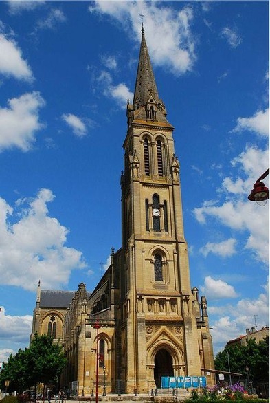 Eglise Notre-Dame à #Bergerac (#Dordogne) De type allongé, l'édifice correspond à la typologie abadienne habituelle (clocher-porche élevé dont le premier étage s'ouvre sur la nef en jouant le rôle de tribune, l...
Suite 👉 https://monumentum.fr/monument-historique/pa24000029/bergerac-eglise-notre-dame
#Patrimoine #MonumentHistorique
Photo CC-BY-SA 4.0 : Juanje 2712