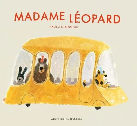 Un dessin de bus jaune avec un léopard qui conduit, un lapin et un ours en passagers.

Titre :
MADAME LÉOPARD
Natalia Shalowshvili