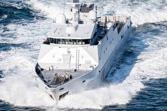 Die P679 CORMORAN des PSP der französischen Marine, ein mordernes kantiges Küstenwachen Patrouillenboot in voller Fahrt.