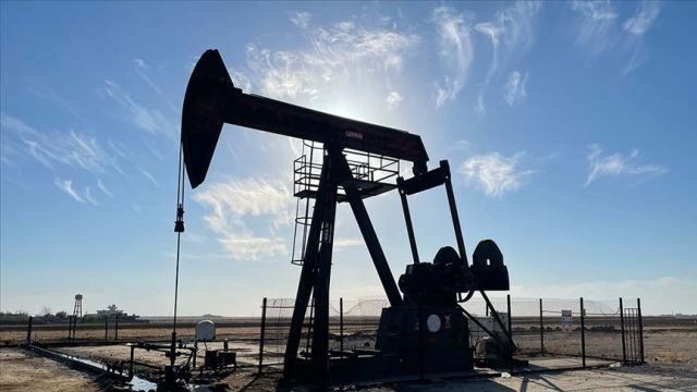 Azeri Light crude falls below budget benchmark amid global oil price slump