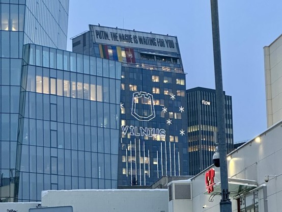 Boodschap aan Vladimir Poetin op het gemeentehuis van de stad Vilnius (eigen foto auteurs, 2024)