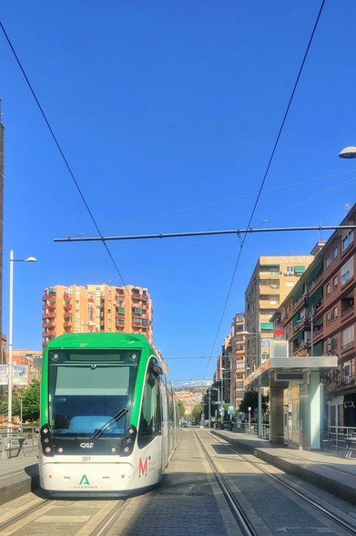 El metro de Granada, parado en Avenida de América, en la parada de Hípica por falta de electricidad para seguir avanzando.