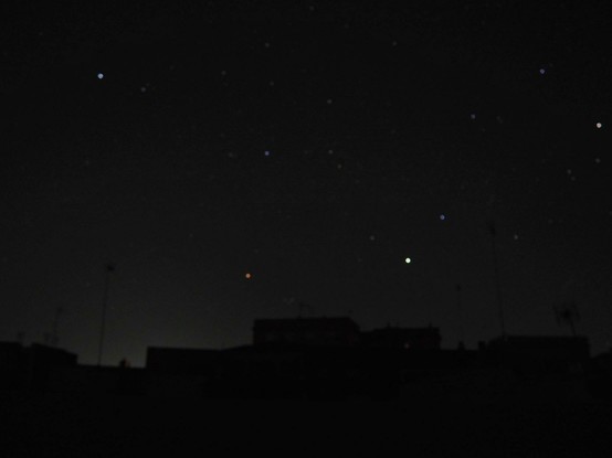 Foto cutre del cielo nocturno durante el apagón. Se pueden ver algunas estrellas y Júpiter. En la parte inferior se ven los edificios totalmente negros.