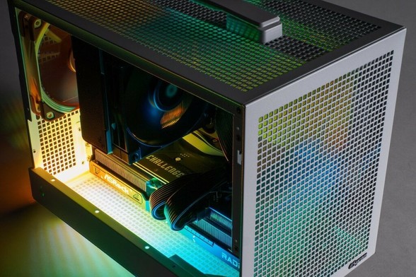 ASCII.jp：Ryzen＆Radeon RX 9070でモンハンワイルズも◎ 容量19Lの小型ゲーミングPCならコレ (1/3)