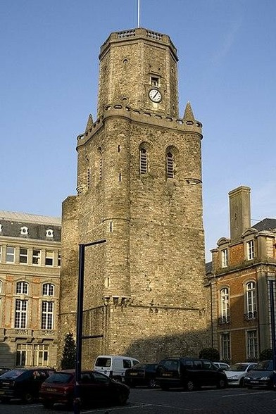 Beffroi à #BoulognesurMer (#PasDeCalais) Construction XIe siècle, XIIe siècle, XIIIe siècle, XVIIIe siècle. Beffroi : inscription par arrêté du 10 juin 1926.
Suite 👉 https://monumentum.fr/monument-historique/pa00108226/boulogne-sur-mer-beffroi
#Patrimoine #MonumentHistorique
Photo CC-BY-SA 4.0 : PMRMaeyaert