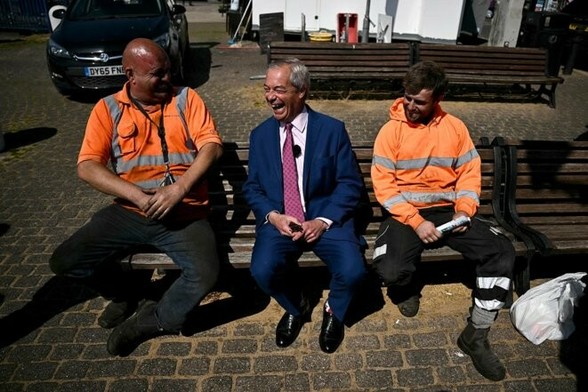 Le+chef+de+file+de+Reform+UK,+Nigel+Farage,+lors+de+la+campagne+en+vue+des+élections+locales,+à+Ramsgate,+sur+la+côte+sud-est+de+l'Angleterre,+le+24+avril+2025.+©+Photo+Ben+Stansall+/+AFP