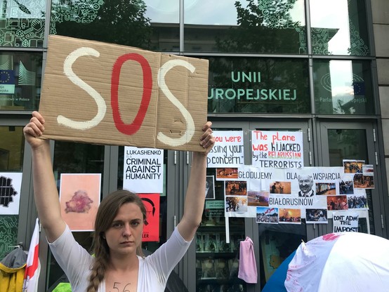 Proteste von Belarussen 2020 in Warschau gegne die manipulierte Lukaschenko-Wahl