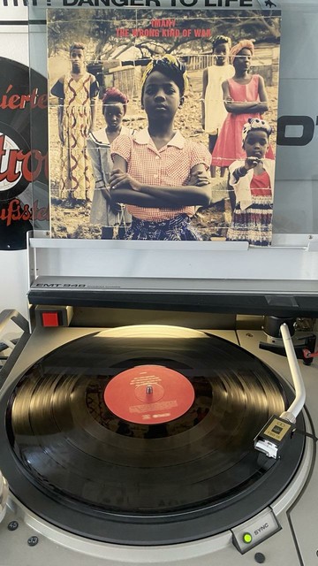 Vinyl LP der Sängerin Imany mit dem Titel „The wrong kind of war“ auf einem Plattenspieler.