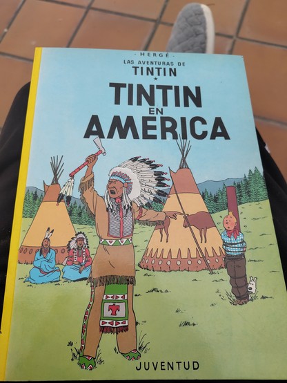 Portada. Sale un indio con un hacha.
Gran jefe indio.

Tintin en América