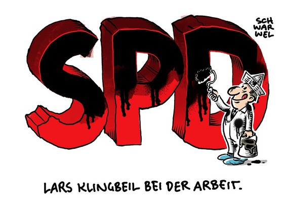 Riesengroße, rote SPD-Buchstaben, die Lars Klingbeil gerade im Maleranzug mit Farbtopf und Farbrolle schwarz anmalt. Unterzeile: „LARS KLINGBEIL BEI DER ARBEIT.“ (Credit: SCHWARWEL)