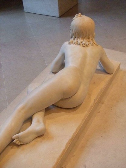 the sculpture seen from behind