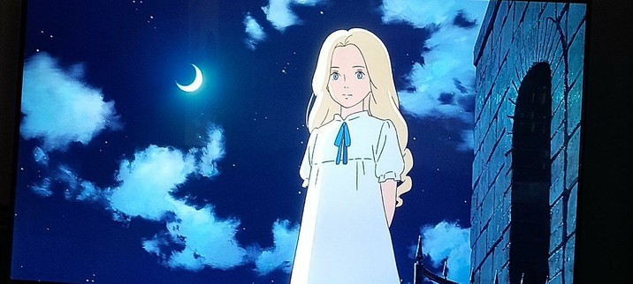 Una chica rubia dibujada al estilo Ghibli de ojos azules en camisón de noche tras ella se ve la luna