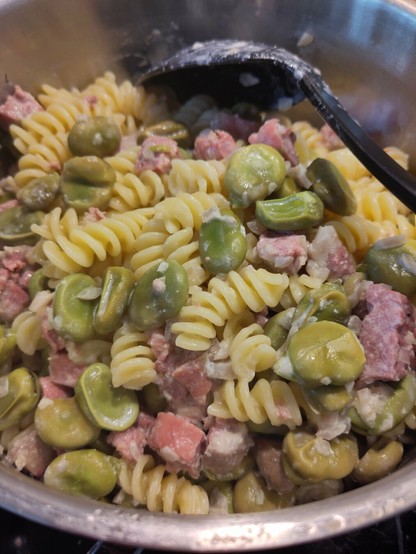 Zum Ende der Zubereitung wurden die Nudeln mit der Sauce vermengt.
