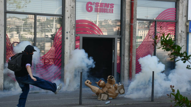 une mobilisation équivalente à celle de l'an dernier, les blacks blocs font du dégât