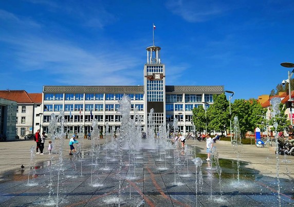 Altstadt-Platz mit Wasserspiel vor dem Rathaus in Koszalin.