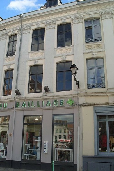 Immeuble à #AiresurlaLys (#PasDeCalais) Construction 1er quart XVIIIe siècle. Façade et toiture : inscription par arrêté du 25 février 1948.
Suite 👉 https://monumentum.fr/monument-historique/pa00107947/aire-sur-la-lys-immeuble
#Patrimoine #MonumentHistorique
Photo CC-BY-SA 4.0 : JonathanF08