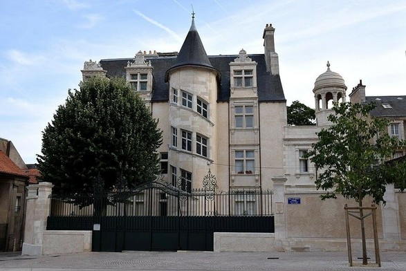 Hôtel Jean-Baucé à #Poitiers (#Vienne) Construction XVIe siècle. Façades et toitures (cad. BR 158) : classement par arrêté du 25 octobre 1966.
Suite 👉 https://monumentum.fr/monument-historique/pa00105611/poitiers-hotel-jean-bauce
#Patrimoine #MonumentHistorique
Photo CC-BY-SA 4.0 : Jules78120
