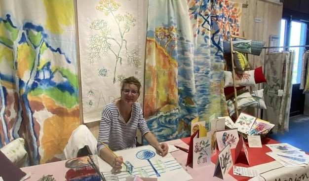 Elle peint sur « des draps anciens, une matière noble »