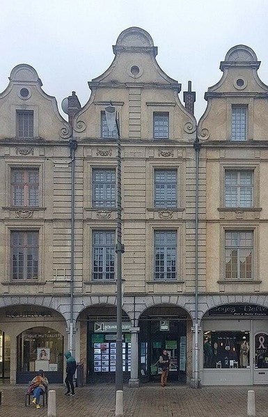 Immeuble à #Arras (#PasDeCalais) Façade : classement par arrêté du 1er septembre 1919.
Suite 👉 https://monumentum.fr/monument-historique/pa00108090/arras-immeuble
#Patrimoine #MonumentHistorique
Photo CC-BY-SA 4.0 : HerRobin