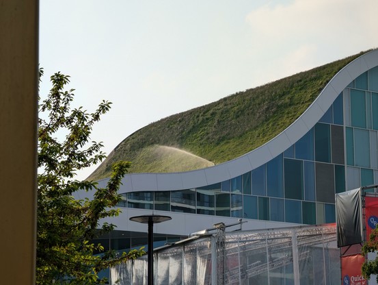 Gras op het dak van ingang Wildlands wordt besproeid