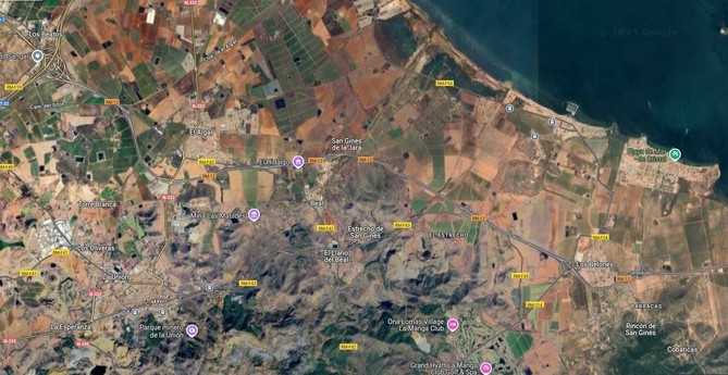 Foto aérea de la zona, "el Llano del Beal" están en la montaña y encima se ve que toda la zona hasta llegar a la costa del Mar Menor está lleno de parcelas cultivadas. Las poblaciones de El Algar, San Ginés de la Jara, el Estrecho de San Ginés, Los Belones o Cobaticas están alrededor del pueblo antes de los cultivos.