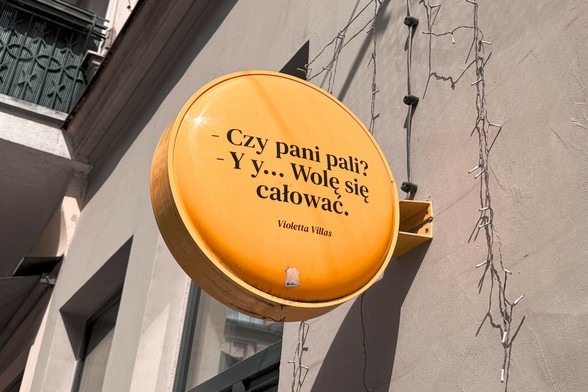 Napis na żółtym dynksie przymocowanym do ściany: "Czy pani pali? Y y... Wolę się całować - Violetta Villas"