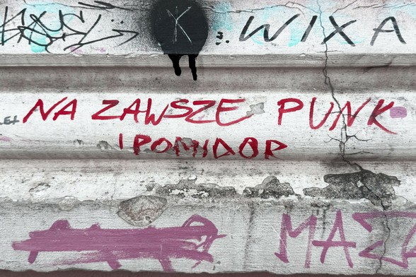 Napis czerwoną farbą na murze: "Na zawsze punk i pomidor"