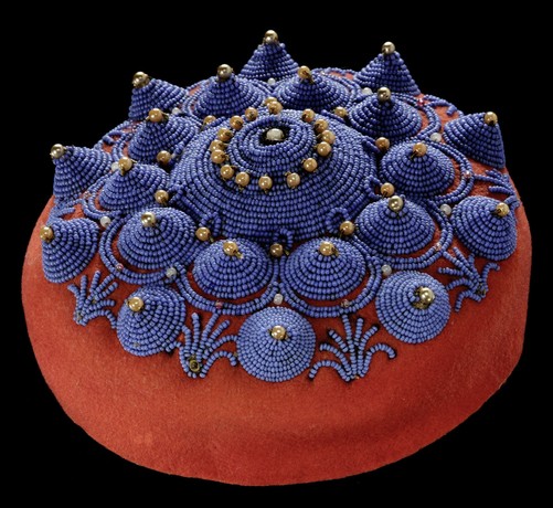 Gorro de fieltro rojo con conos de lentejuelas.